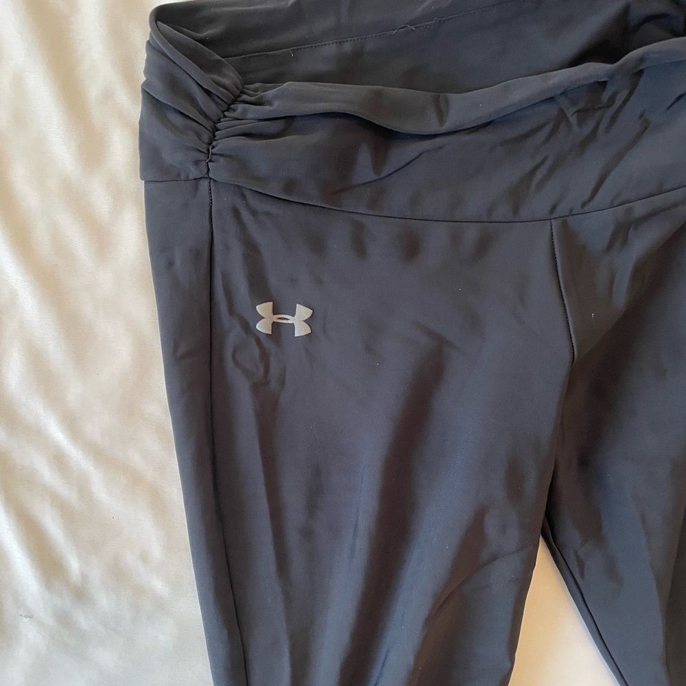 Under armor crop tights and leggings - size small